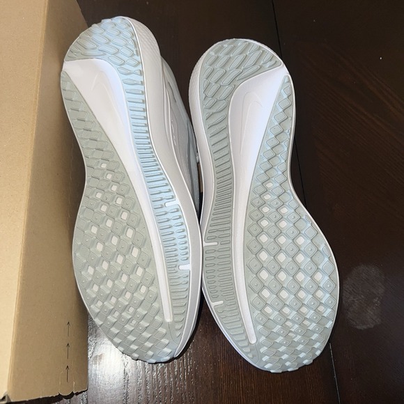 Nike W Air Winflo 10 White/Silver Women's Size 10.5 Men's 9 NEW IN BOX - Picture 13 of 15